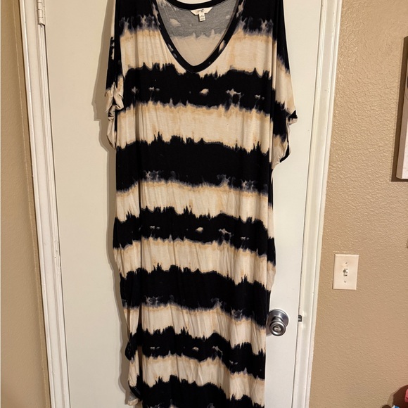 Terra & Sky Dresses & Skirts - Terra & Sky Black and Gray Tie-Dye Top